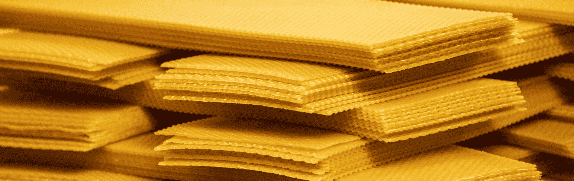De la ruche à la feuille : comment est fabriquée la cire d’abeille gaufrée ICKO